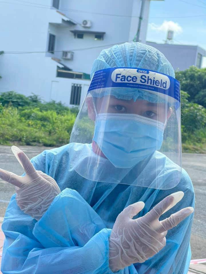 Danh tính cô bé việt mặc đồ bảo hộ giúp bà con tphcm hoa hậu hoàn vũ nhí thế giới - 4