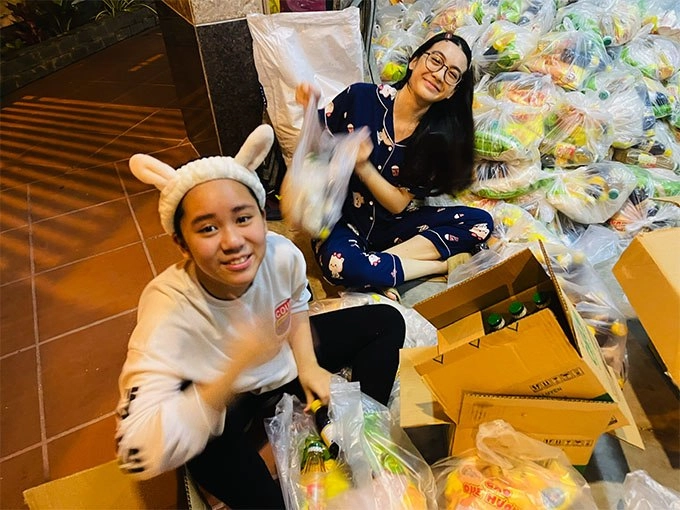 Danh tính cô bé việt mặc đồ bảo hộ giúp bà con tphcm hoa hậu hoàn vũ nhí thế giới - 5