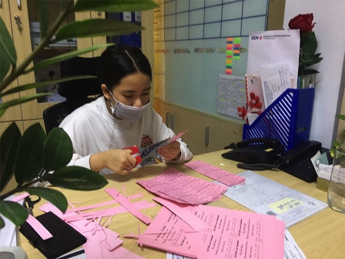 Danh tính cô bé việt mặc đồ bảo hộ giúp bà con tphcm hoa hậu hoàn vũ nhí thế giới - 6