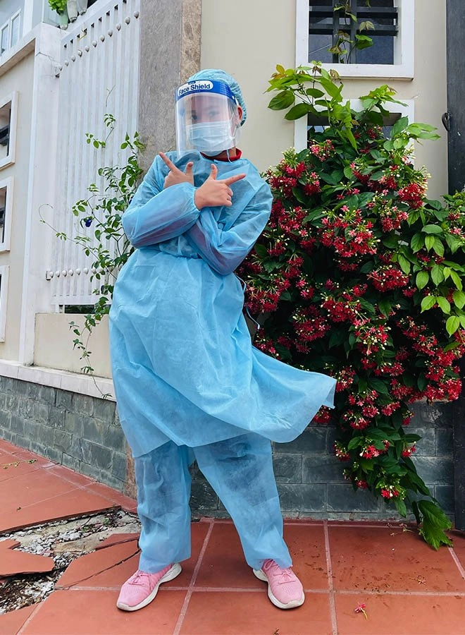 Danh tính cô bé việt mặc đồ bảo hộ giúp bà con tphcm hoa hậu hoàn vũ nhí thế giới - 7