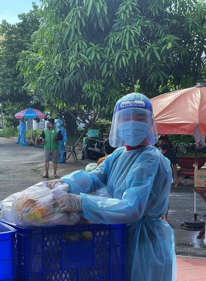 Danh tính cô bé việt mặc đồ bảo hộ giúp bà con tphcm hoa hậu hoàn vũ nhí thế giới - 8