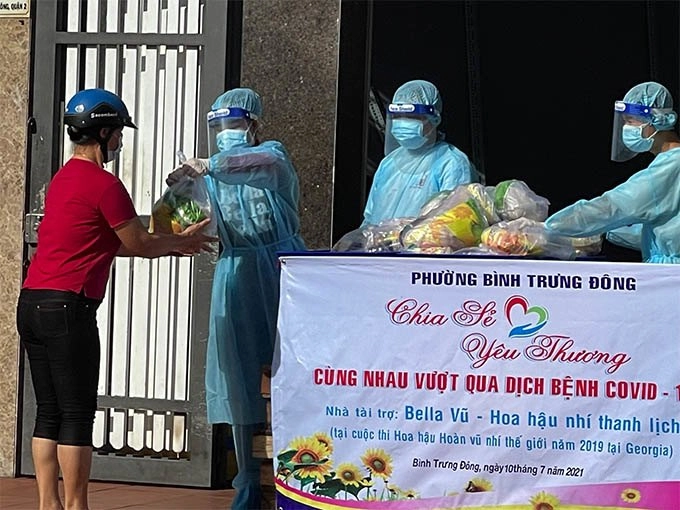 Danh tính cô bé việt mặc đồ bảo hộ giúp bà con tphcm hoa hậu hoàn vũ nhí thế giới - 9