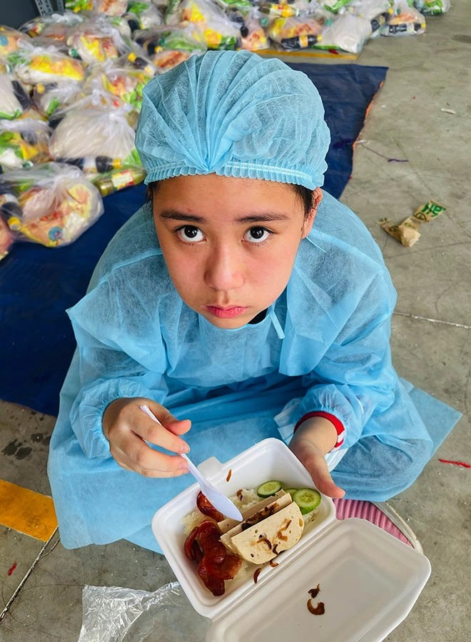Danh tính cô bé việt mặc đồ bảo hộ giúp bà con tphcm hoa hậu hoàn vũ nhí thế giới - 10