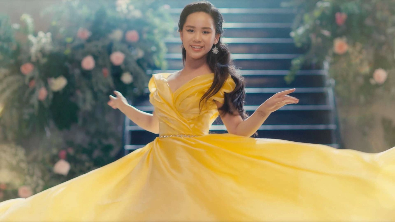 Danh tính cô bé việt mặc đồ bảo hộ giúp bà con tphcm hoa hậu hoàn vũ nhí thế giới - 11