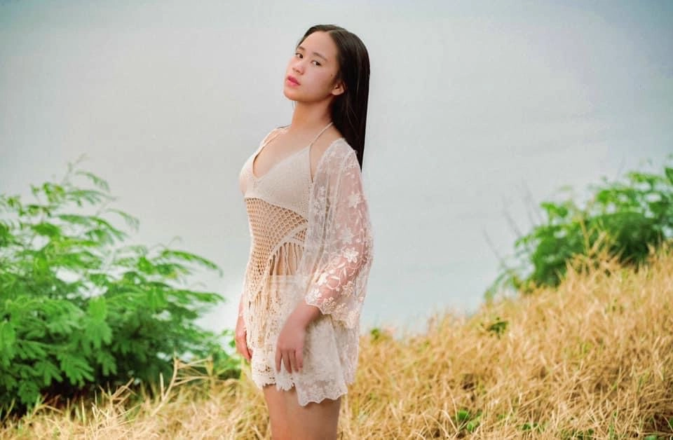 Danh tính cô bé việt mặc đồ bảo hộ giúp bà con tphcm hoa hậu hoàn vũ nhí thế giới - 12