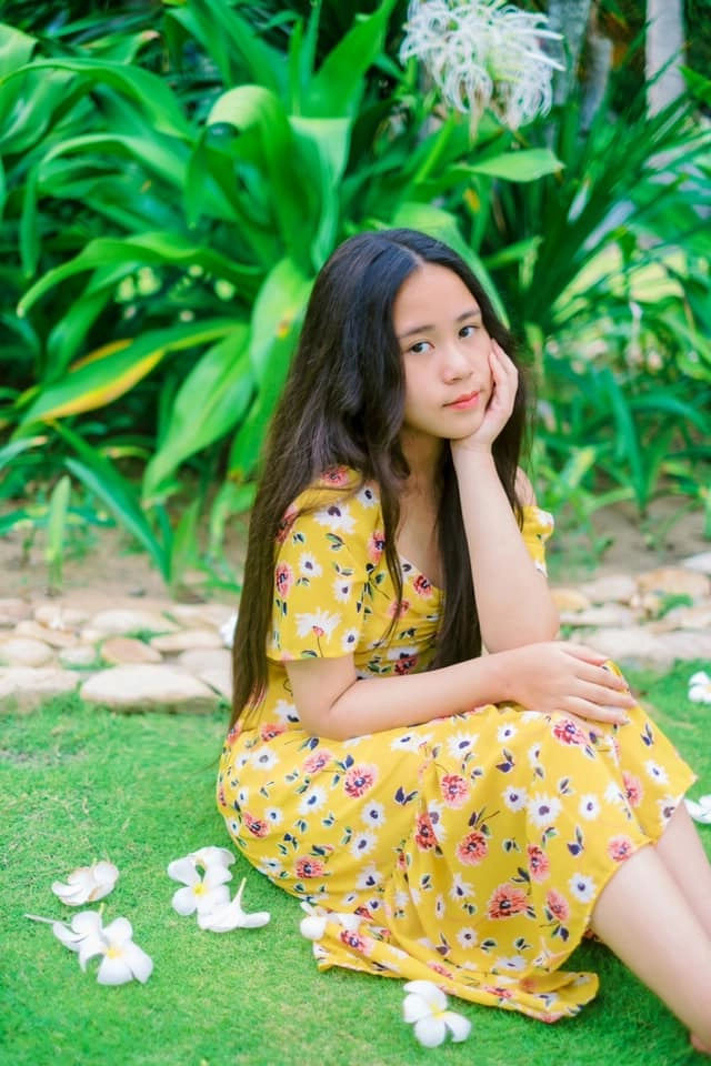 Danh tính cô bé việt mặc đồ bảo hộ giúp bà con tphcm hoa hậu hoàn vũ nhí thế giới - 13