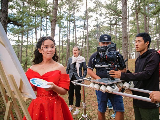 Danh tính cô bé việt mặc đồ bảo hộ giúp bà con tphcm hoa hậu hoàn vũ nhí thế giới - 16