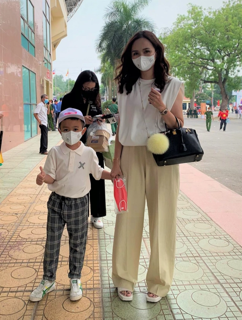 Đầu tư hàng hiệu mạnh tay chị gái công chúa béo quỳnh anhăn diện sang xịn ăn đứt cô em - 2