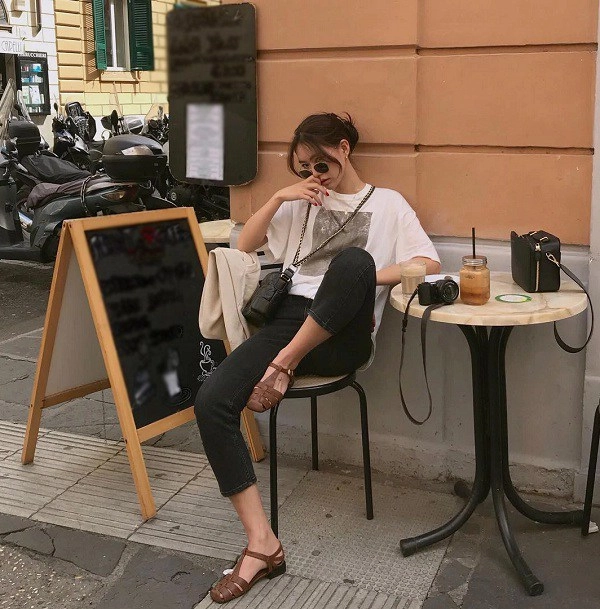 Đây là kiểu sandals mốt nhất hè này nàng diện ngày nắng hay mưa đều cực xinh xẻo - 2