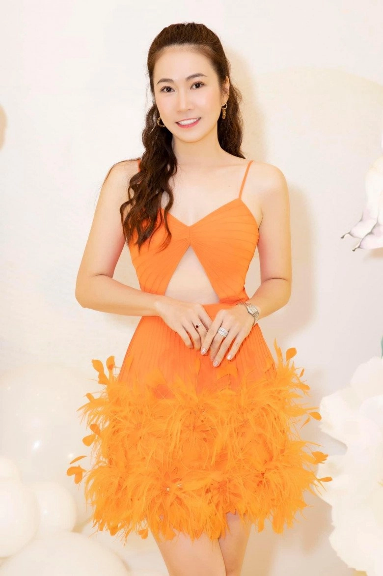 Đây là người phụ nữ xuất sắc vượt mặt hoa hậu đẹp nhất việt nam khi đụng váy áo - 9