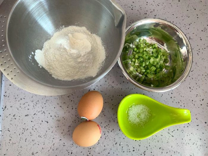 Dậy muộn vội lấy bột mì với trứng làm món ăn sáng siêu ngon chỉ trong 10 phút - 1