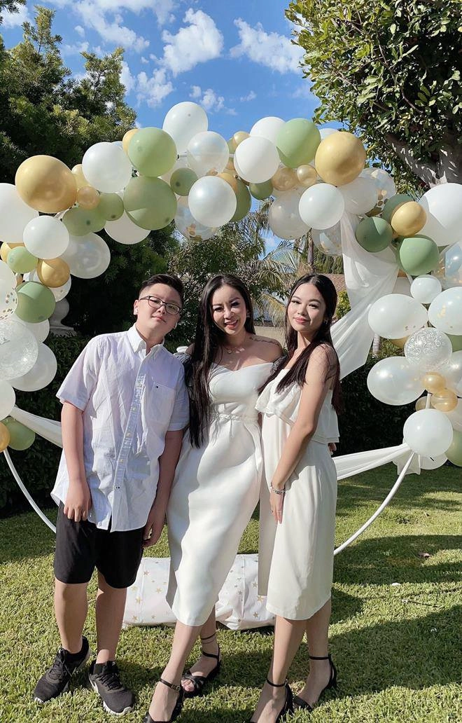 Để 2 con cho chồng ca sĩ hát đám cưới sang mỹ thành bà trùm kim cương đón con sang - 7