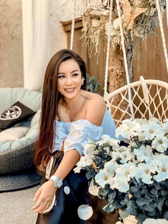 Để 2 con cho chồng ca sĩ hát đám cưới sang mỹ thành bà trùm kim cương đón con sang - 8