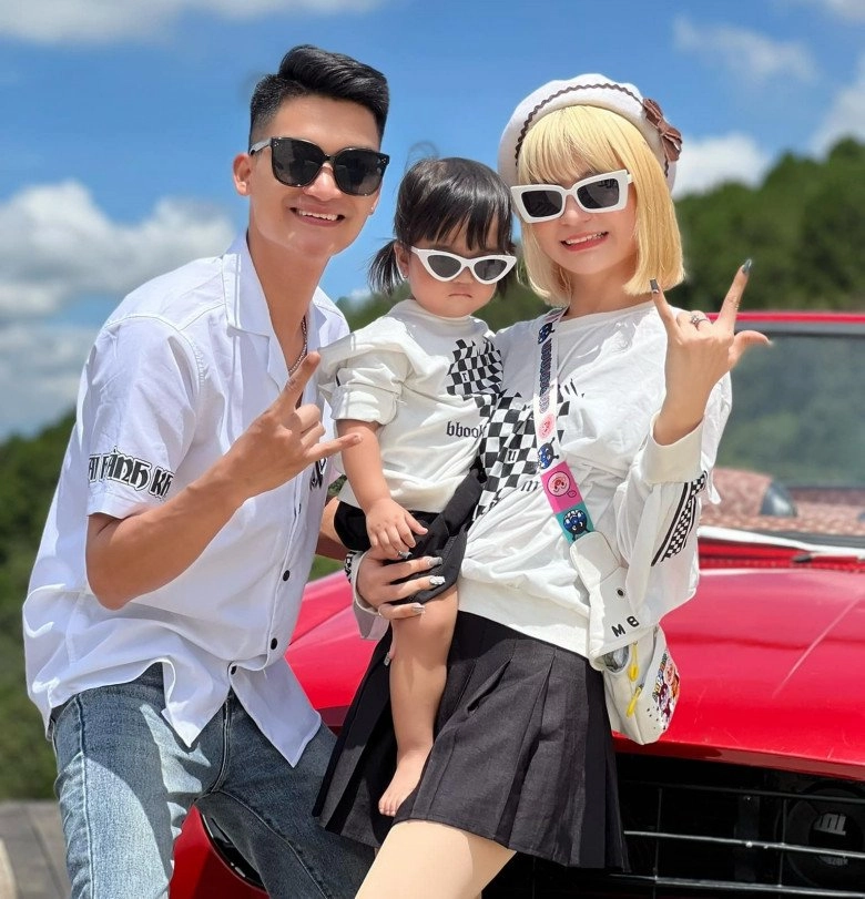 Để con ở nhà đi làm xa vợ chồng mạc văn khoa nghẹn ngào cảnh bé ôm chặt không rời khi gặp lại - 1