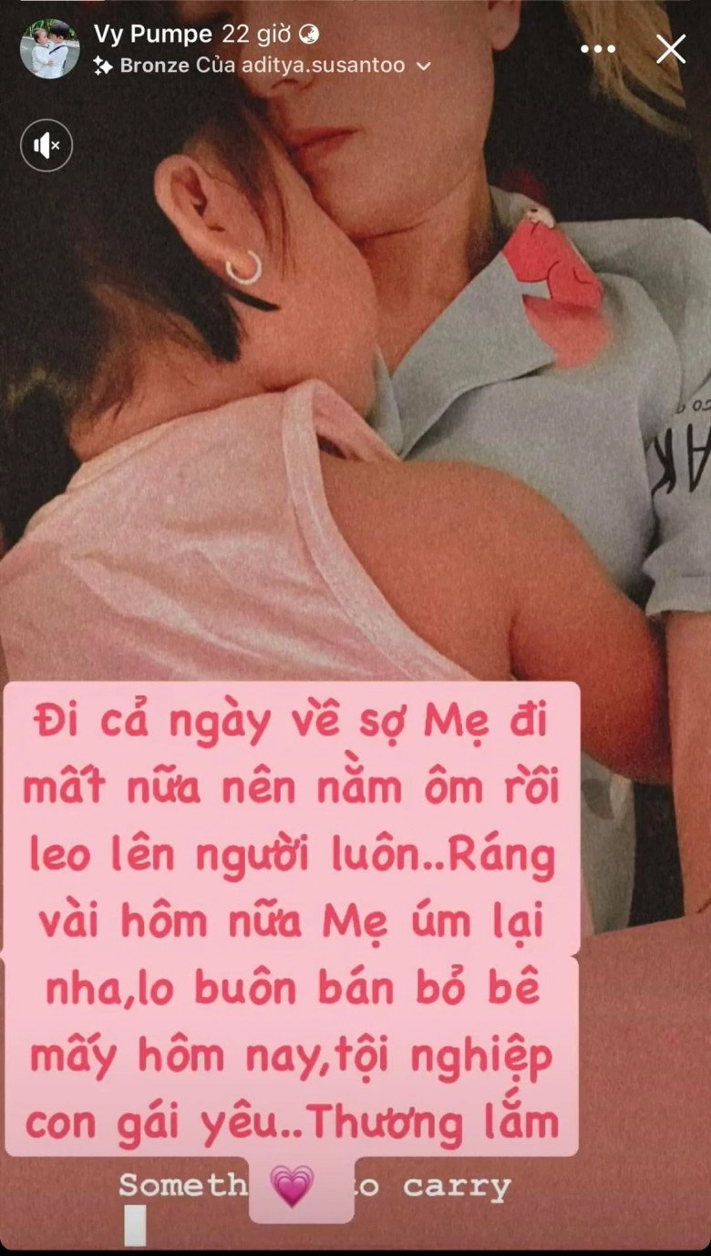 Để con ở nhà đi làm xa vợ chồng mạc văn khoa nghẹn ngào cảnh bé ôm chặt không rời khi gặp lại - 2