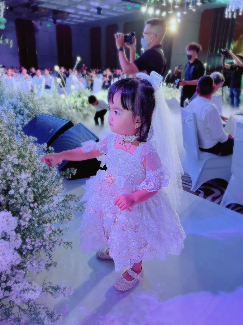 Để con ở nhà đi làm xa vợ chồng mạc văn khoa nghẹn ngào cảnh bé ôm chặt không rời khi gặp lại - 4