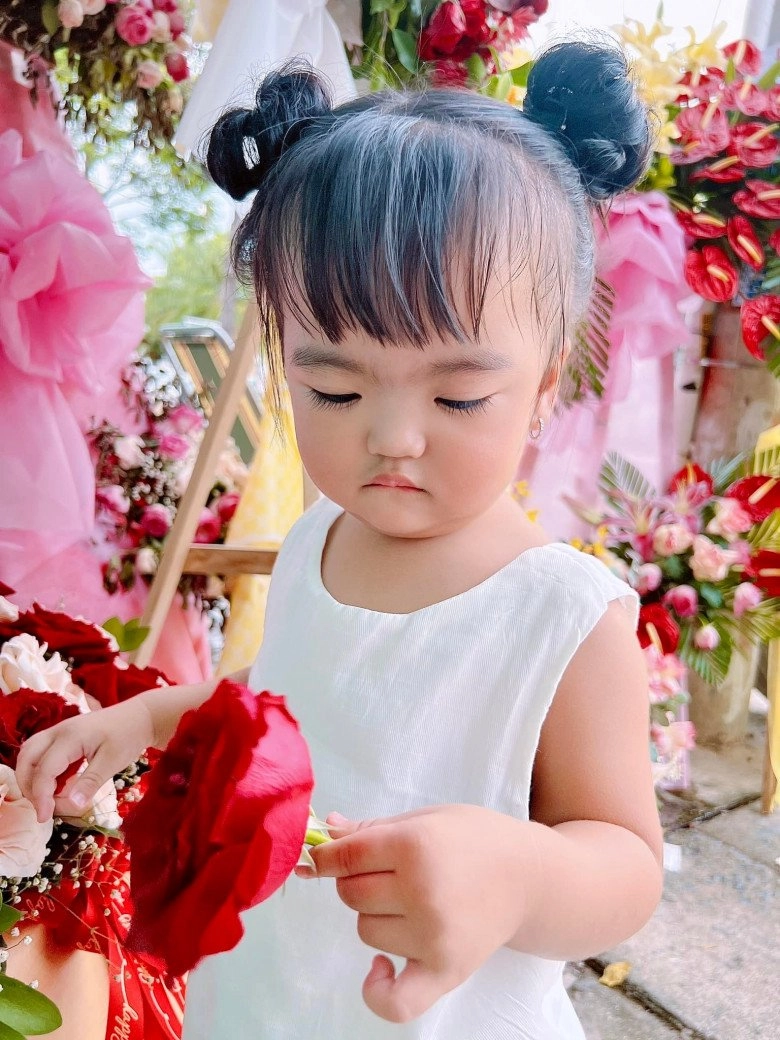 Để con ở nhà đi làm xa vợ chồng mạc văn khoa nghẹn ngào cảnh bé ôm chặt không rời khi gặp lại - 6