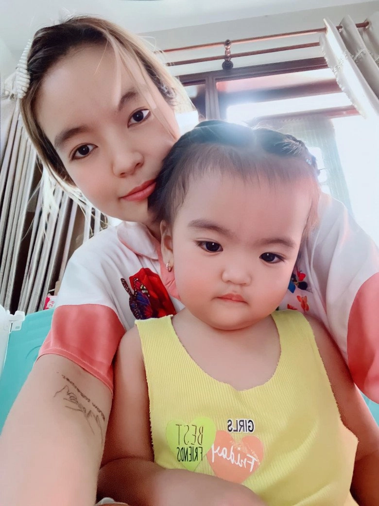 Để con ở nhà đi làm xa vợ chồng mạc văn khoa nghẹn ngào cảnh bé ôm chặt không rời khi gặp lại - 7