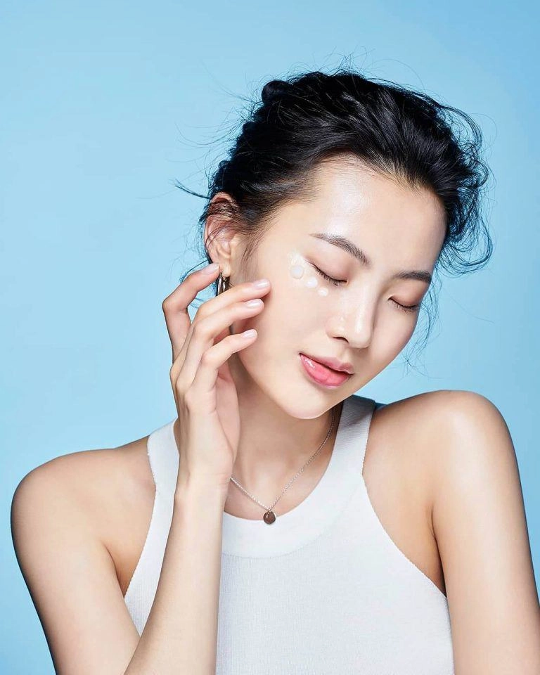 Để da luôn mềm mịn và căng bóng nàng đừng quên những bí quyết dưỡng ẩm mùa đông này - 1