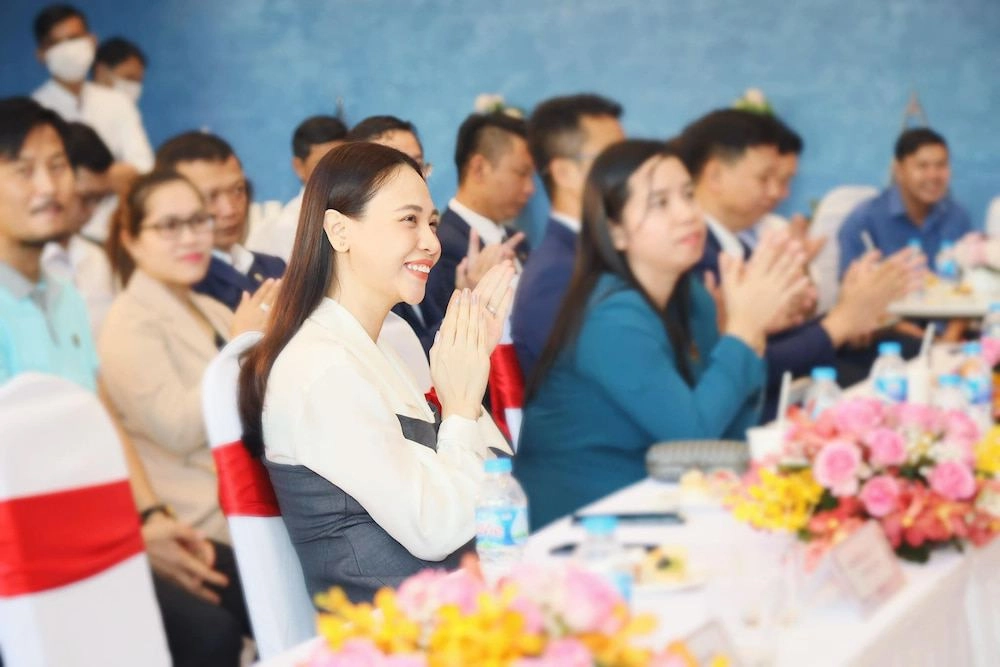 Đẹp mê hậu sinh nở hội mẹ bỉm vbiz vướng nghi vấn dao kéo người sửa mũi người gọt cằm - 3