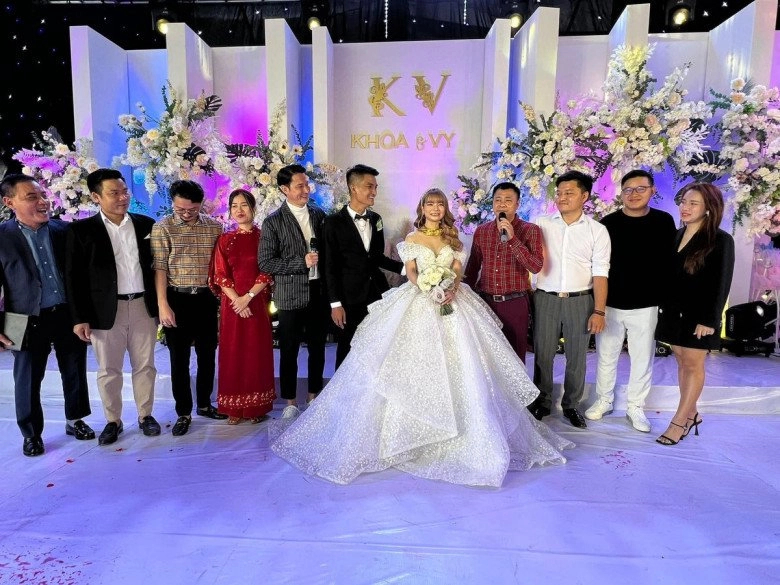 Đi ăn cưới mặc kín đáovẫn nổi bật như lâm vỹ dạ diện áo dài đỏ tay xách túi nghìn đô - 1