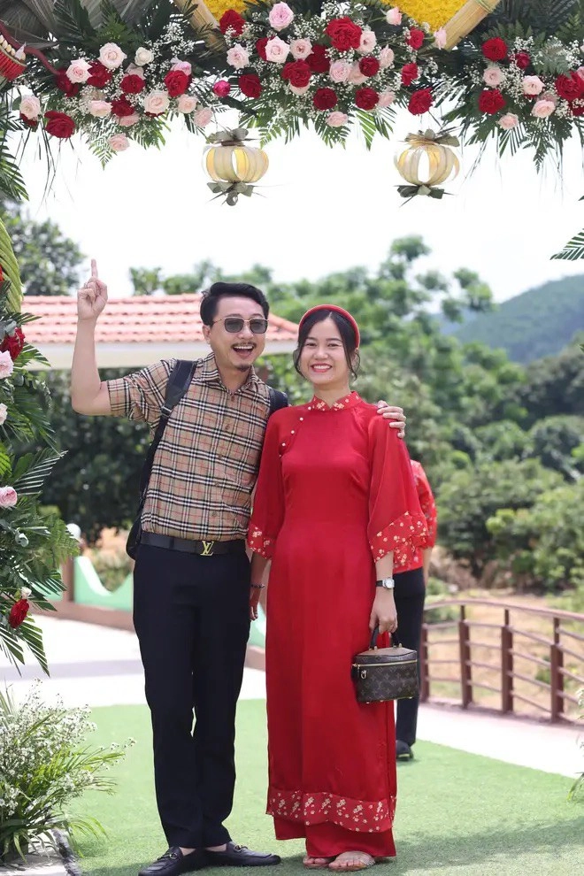 Đi ăn cưới mặc kín đáovẫn nổi bật như lâm vỹ dạ diện áo dài đỏ tay xách túi nghìn đô - 3