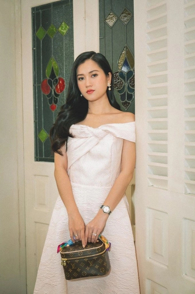 Đi ăn cưới mặc kín đáovẫn nổi bật như lâm vỹ dạ diện áo dài đỏ tay xách túi nghìn đô - 6