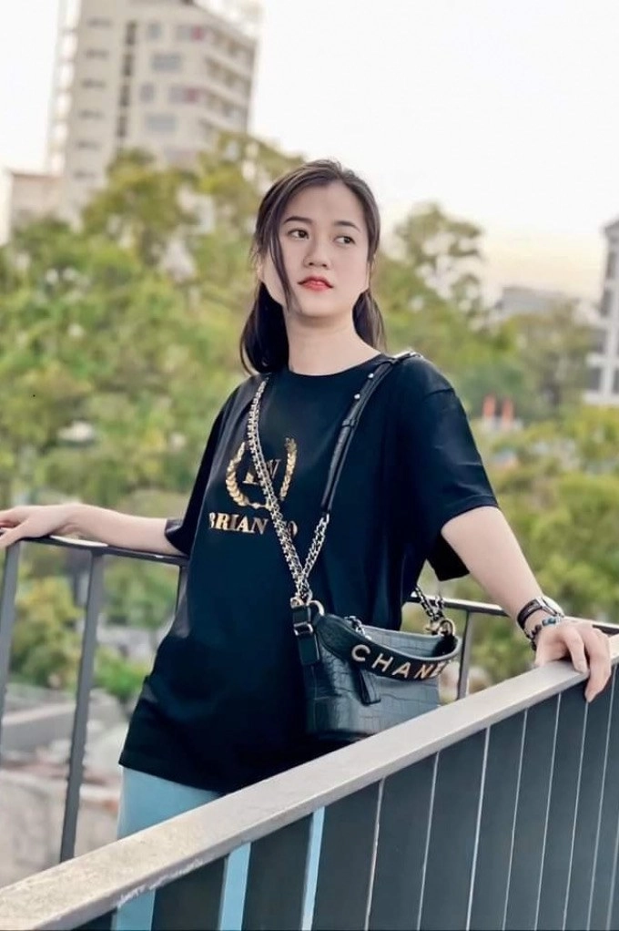 Đi ăn cưới mặc kín đáovẫn nổi bật như lâm vỹ dạ diện áo dài đỏ tay xách túi nghìn đô - 9