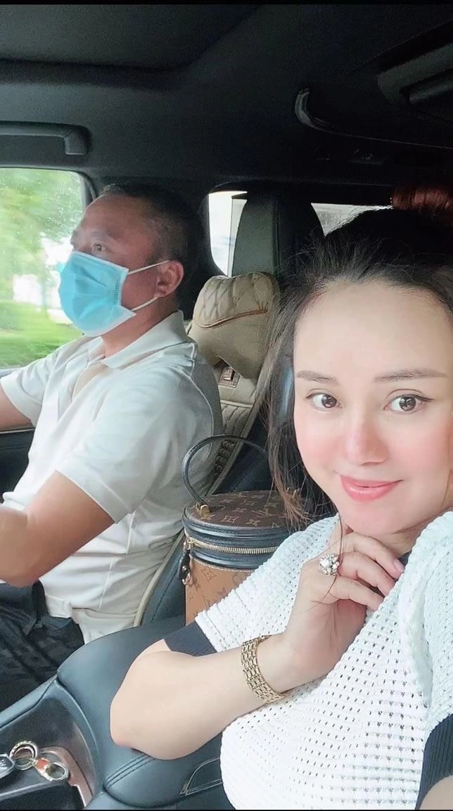 Đi nộp đơn kiện vy oanh ăn mặc kín đáo vẫn xách túi hơn 60 triệu đồng - 4