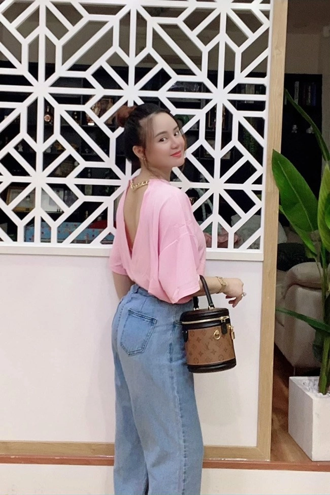 Đi nộp đơn kiện vy oanh ăn mặc kín đáo vẫn xách túi hơn 60 triệu đồng - 6
