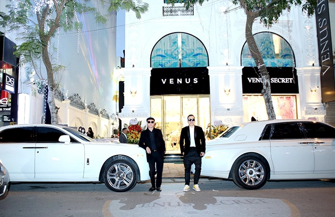 Đi siêu xe rolls-royce phantom vũ khắc tiệp ký kết hợp tác mở 150 showroom venus secret - 1