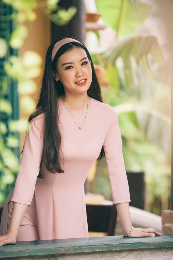 Đi thi hoa hậu mặc váy cưới cô gái nhận ngay bình luận muốn kiếm chồng hay sao - 12