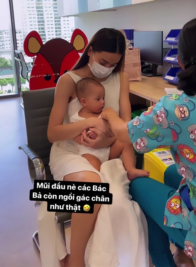 Đi tiêm chủng leon gào khóclisa không cảm xúc nhưng biểu cảmsợ hãi của kim lý mới gây cười - 2