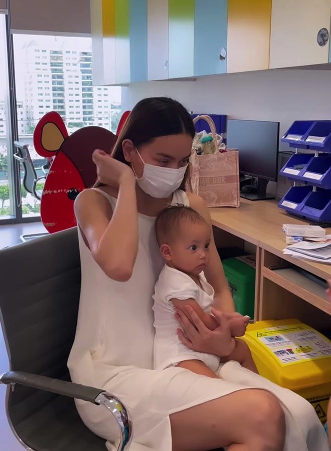 Đi tiêm chủng leon gào khóclisa không cảm xúc nhưng biểu cảmsợ hãi của kim lý mới gây cười - 3