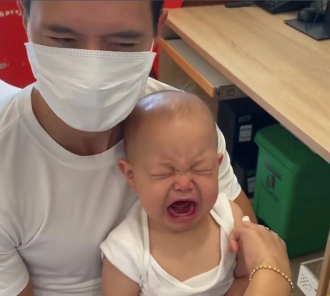 Đi tiêm chủng leon gào khóclisa không cảm xúc nhưng biểu cảmsợ hãi của kim lý mới gây cười - 4