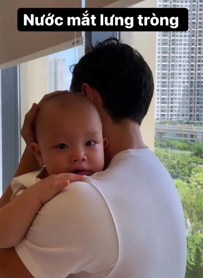 Đi tiêm chủng leon gào khóclisa không cảm xúc nhưng biểu cảmsợ hãi của kim lý mới gây cười - 5