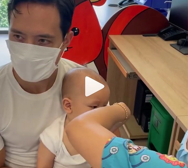 Đi tiêm chủng leon gào khóclisa không cảm xúc nhưng biểu cảmsợ hãi của kim lý mới gây cười - 6