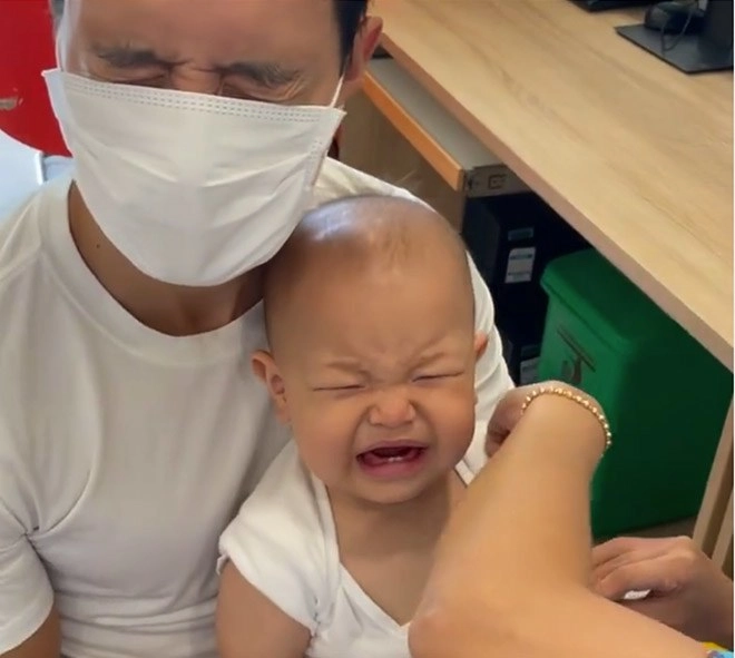 Đi tiêm chủng leon gào khóclisa không cảm xúc nhưng biểu cảmsợ hãi của kim lý mới gây cười - 7