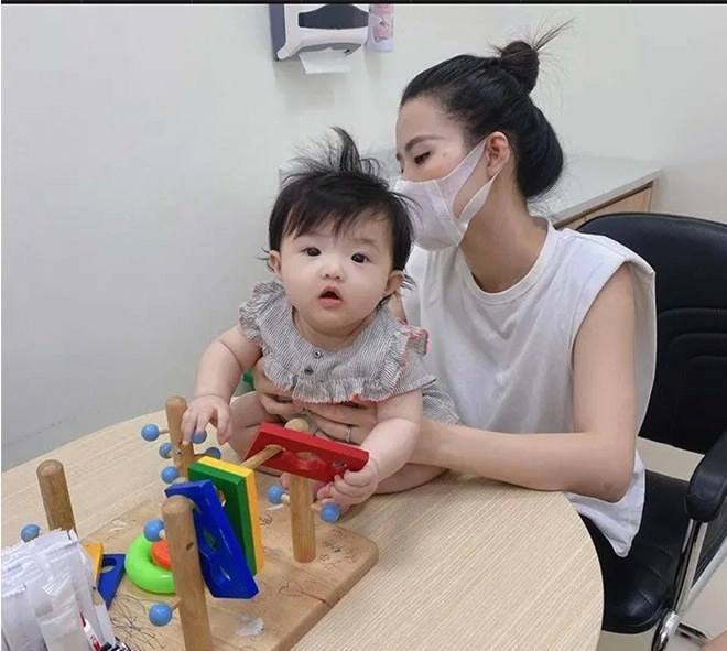 Đi tiêm chủng leon gào khóclisa không cảm xúc nhưng biểu cảmsợ hãi của kim lý mới gây cười - 9