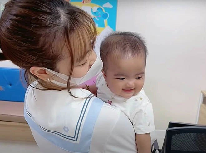 Đi tiêm chủng leon gào khóclisa không cảm xúc nhưng biểu cảmsợ hãi của kim lý mới gây cười - 10