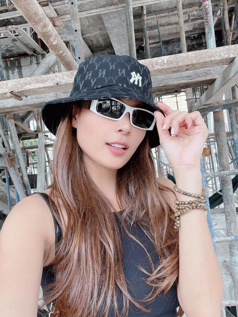 Đi từ thiện 2 tháng về thúy diễm khoe nhà mới đang xây cho con vui chơi tặng quà sang - 4
