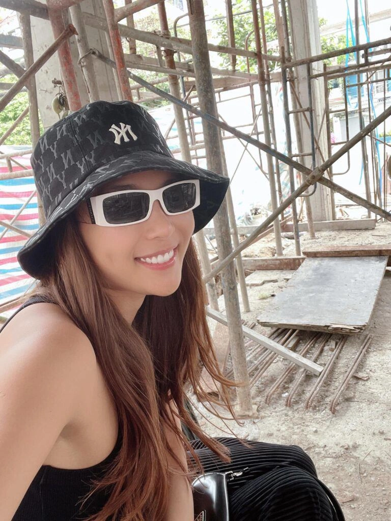 Đi từ thiện 2 tháng về thúy diễm khoe nhà mới đang xây cho con vui chơi tặng quà sang - 5