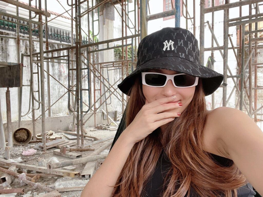 Đi từ thiện 2 tháng về thúy diễm khoe nhà mới đang xây cho con vui chơi tặng quà sang - 6