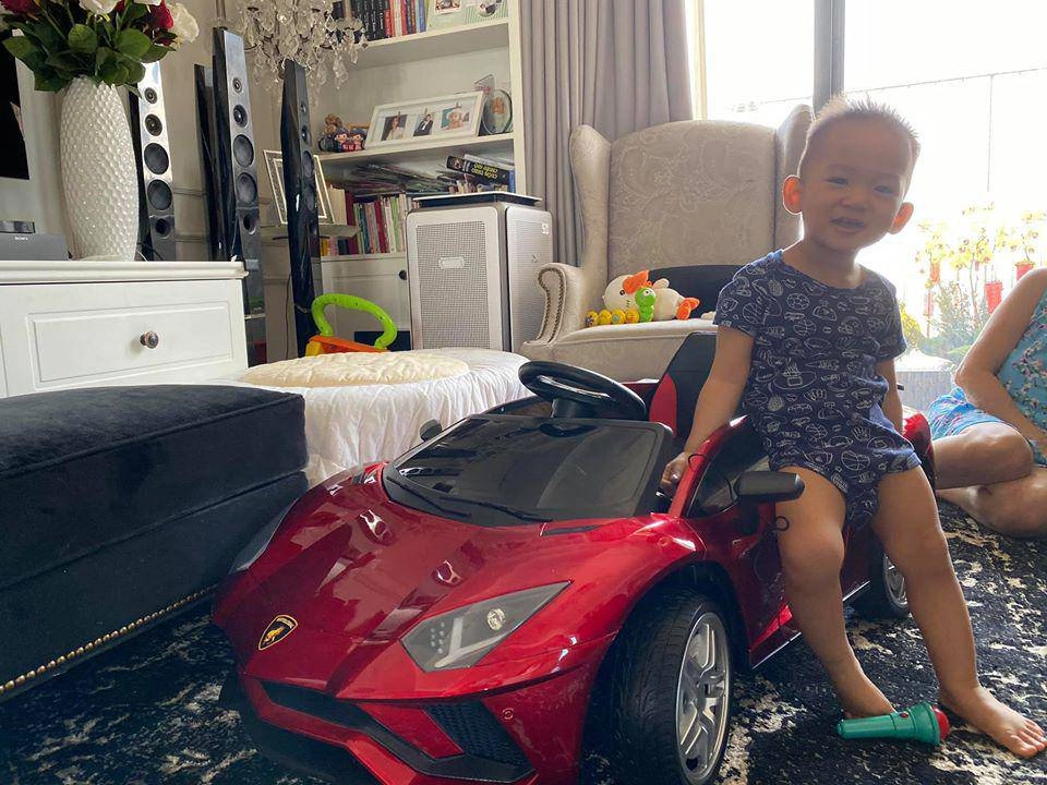 Đi từ thiện 2 tháng về thúy diễm khoe nhà mới đang xây cho con vui chơi tặng quà sang - 8