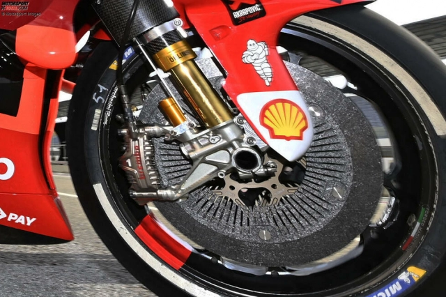 Đĩa brembo carbon được nâng cấp lên đường kính 360mm dành cho motogp 2022 - 4