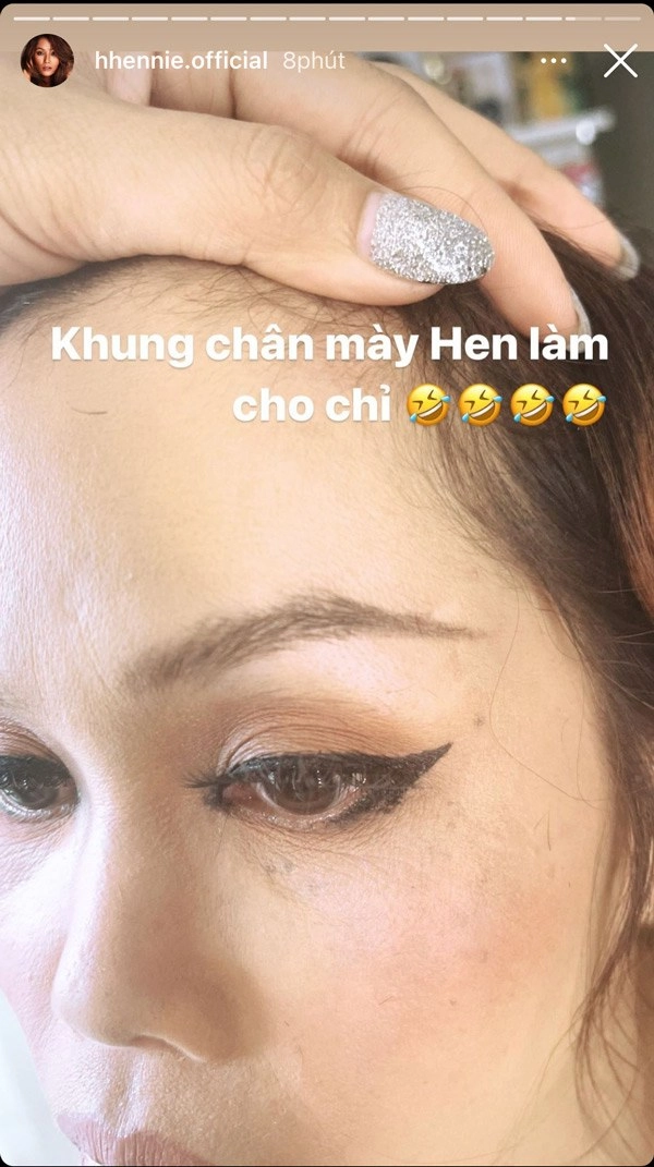 Dịch không có gì làm hhen niê makeup cho chị gái vô cùng chuyên nghiệp - 4