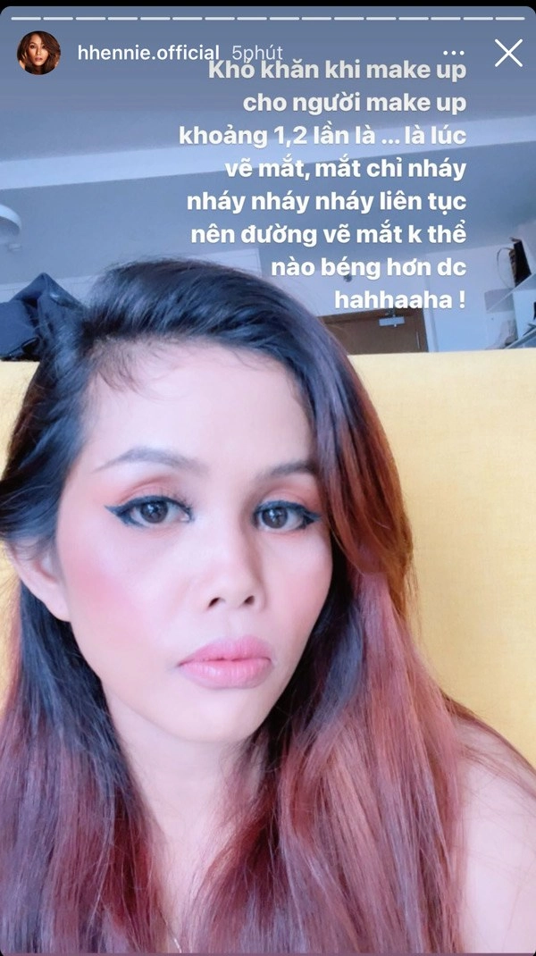Dịch không có gì làm hhen niê makeup cho chị gái vô cùng chuyên nghiệp - 5