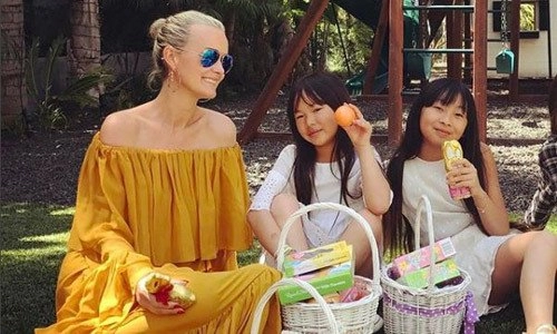 Diện bikini tạo dáng nhạy cảm bé gái phú thọ được tài tử pháp nhận nuôi gặp nhiều chỉ trích - 8