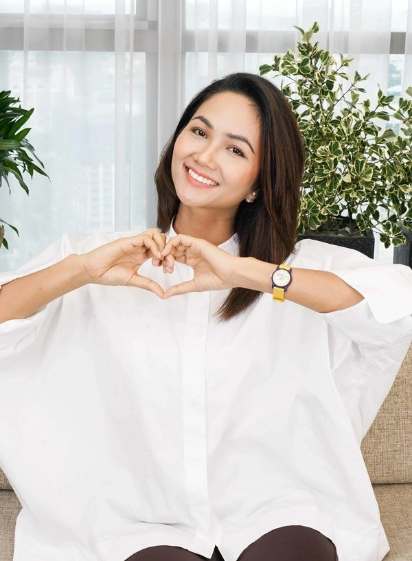 Diện chiếc áo tối giản hhen niê và học trò vẫn trở thành tâm điểm ánh nhìn - 12