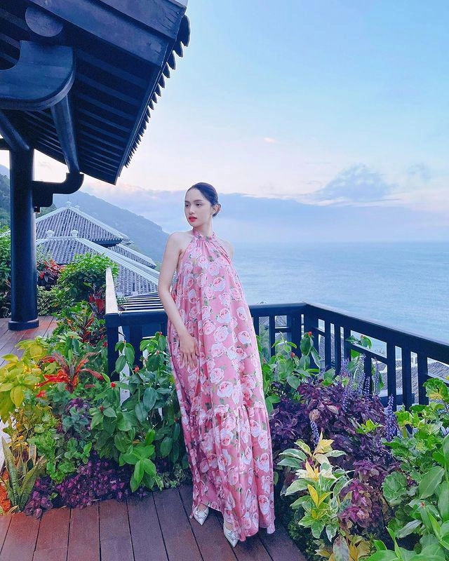 Diện chiếc đầm khoe thắt đáy lưng ong hương giang giờ đã không còn siêu mỏng như trước - 1
